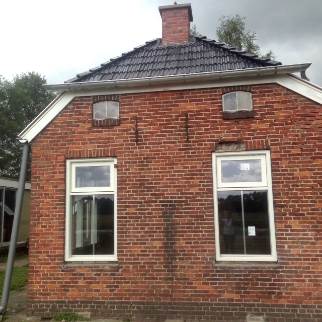 Vooraanzicht van ons huis, met nieuwe kozijnen en dubbelglas