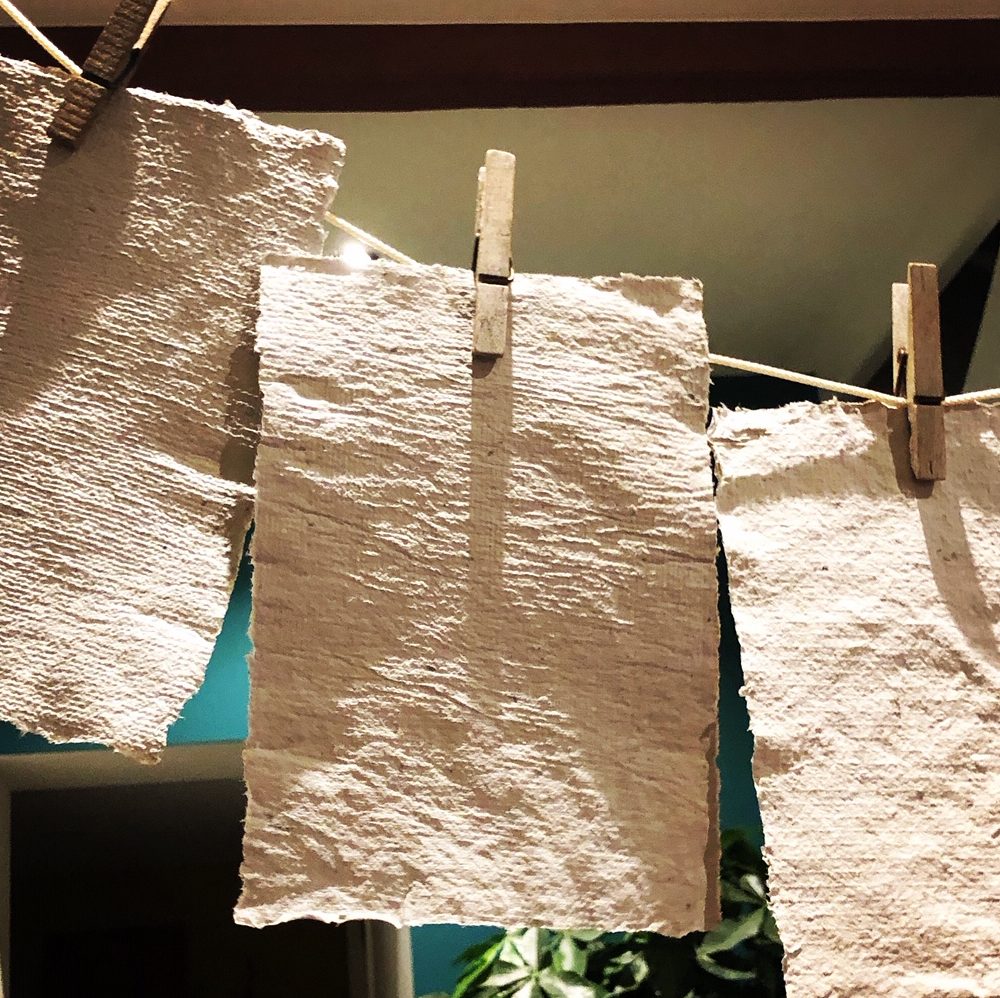 papier hangt te drogen aan de waslijn