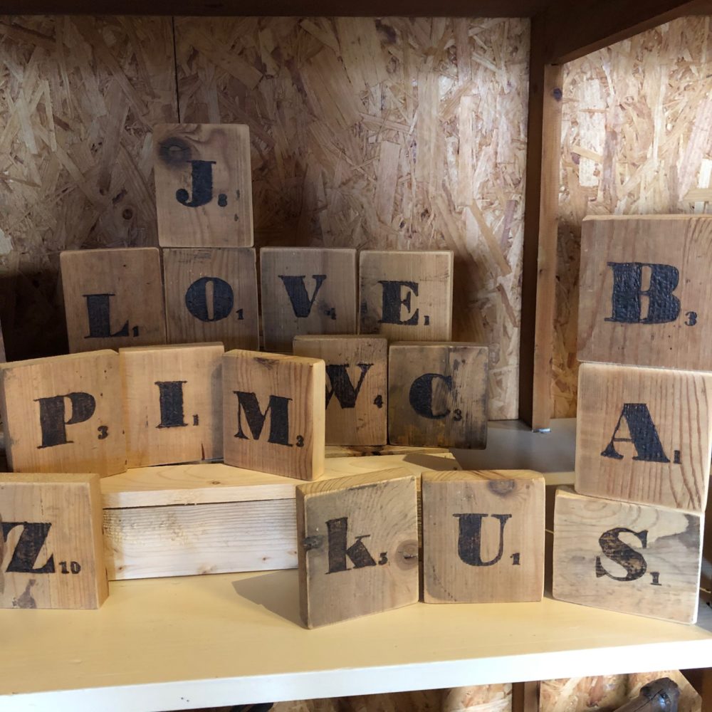 scrabble letters van hout