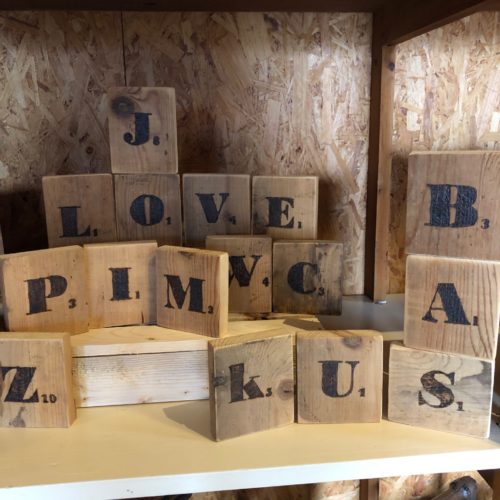 woordjes gemaakt van scrabble letters van hout