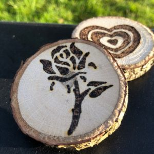 bedrukte houten schijven met roos en hartje