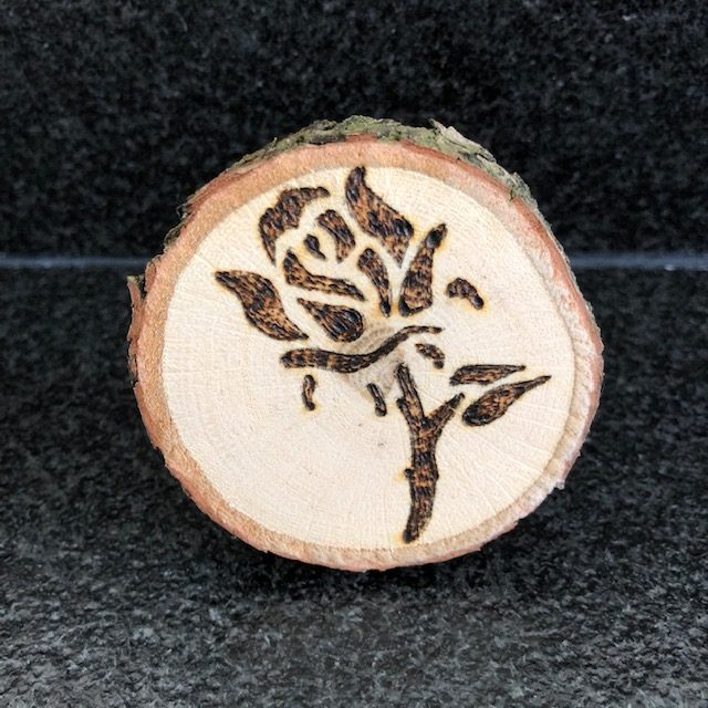 bedrukte houten schijfjes met roos