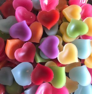 kaarsen maken met kaarsvet in allerlei kleurtje en in de vorm van hartjes
