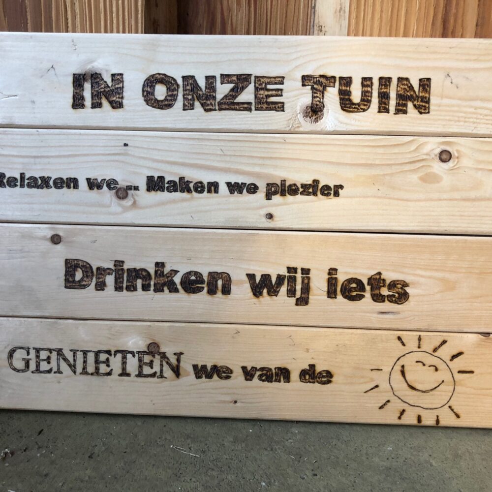 Bord in onze tuin