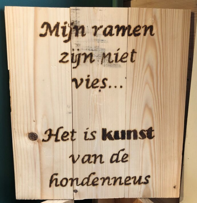 houten bord met tekst hond