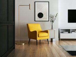woonkamer met gele stoel en houten vloer